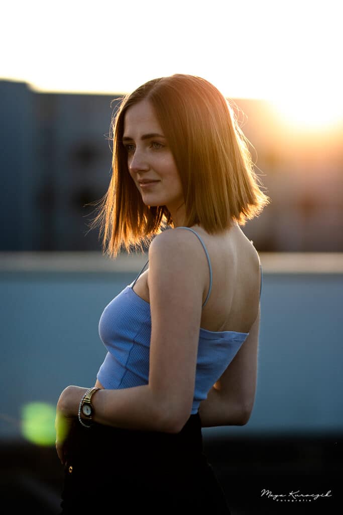 Portrait von einem Mädchen im Sonnenuntergang auf dem Dach