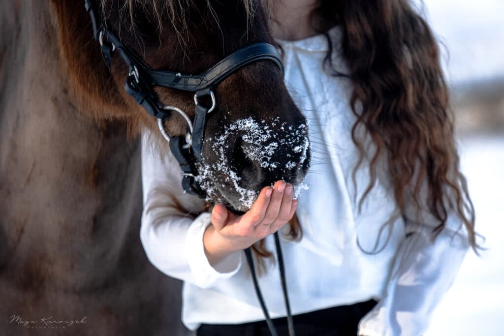 Nahaufnahme von einem Mädchen mit langen braunen Haaren und ihrem braunen Pony