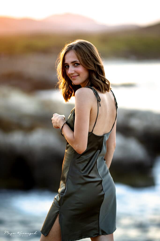 Portrait von einem Mädchen im Kleid am Meer im Sonnenuntergang