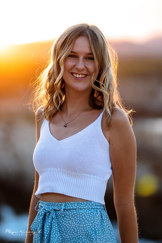 Portrait Fotografie von einem blonden Mädchen im Sonnenuntergang im Sommer