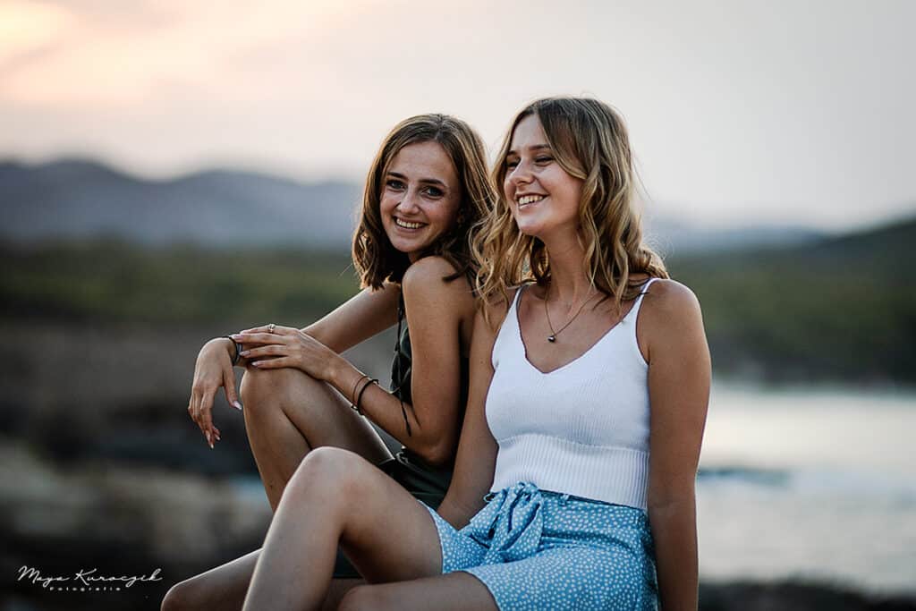 Fotografie von zwei Freundinnen am Meer