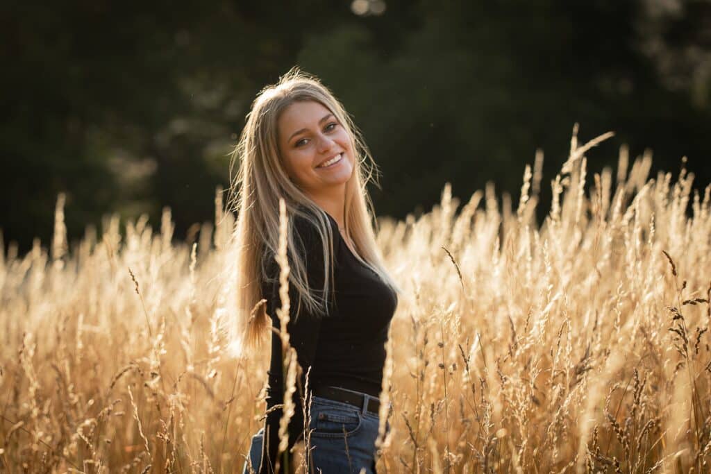 Fotografie von einem blondem Mädchen im Feld
