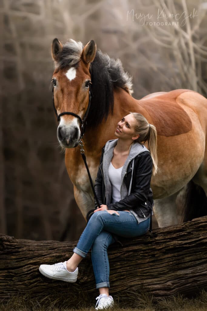 Kaltblut und blondes Mädchen